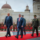 2. mars: Kongeparet innleder et tre dager langt statsbesøk til Jordan. Kong Harald og Kong Abdullah inspiserer æresgarden utenfor Al Husseiniya-palasset. Foto: Heiko Junge, NTB scanpix